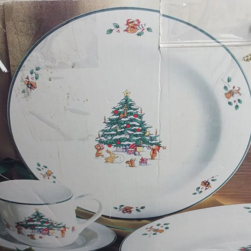 VINTAGE WHIMSICAL CHRISTMAS BY SALEM DINNER SET FOR 4 (20 PIECES TOTAL)